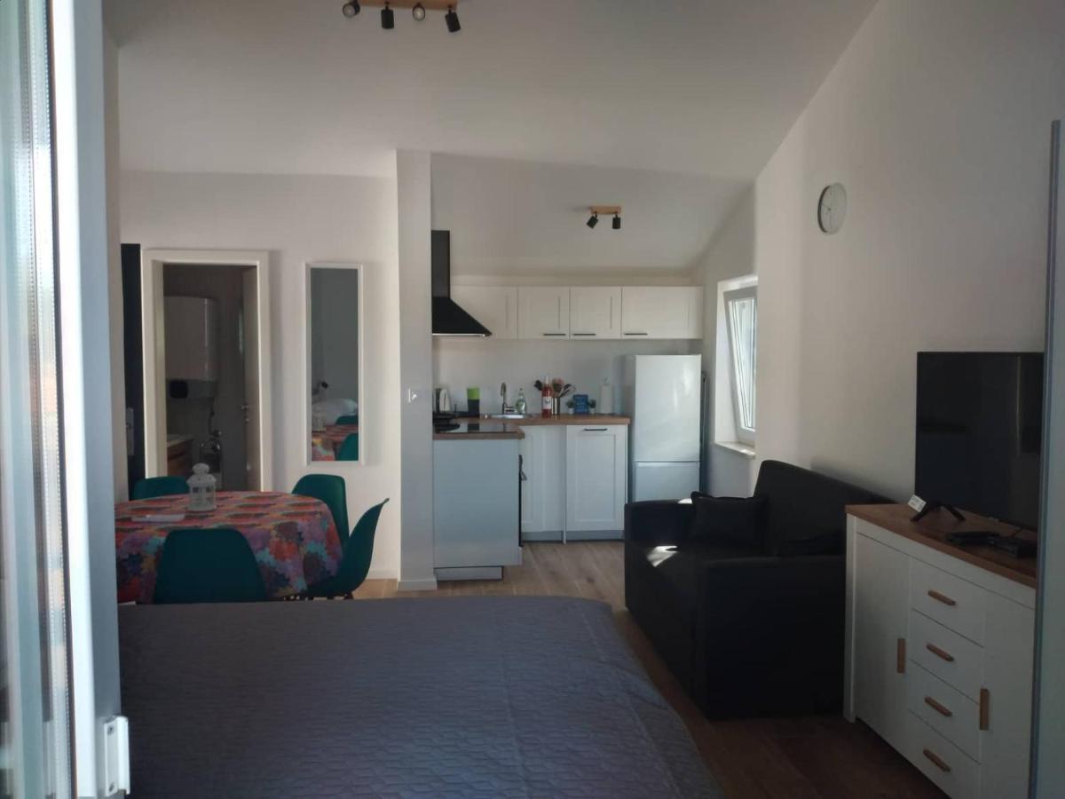 Apartmani Luni Premantura Esterno foto