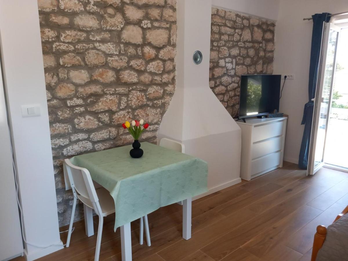 Apartmani Luni Premantura Esterno foto